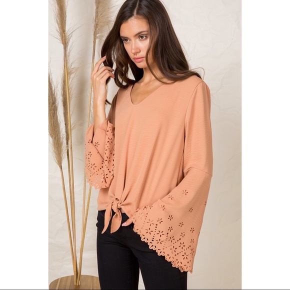 🆕5⭐️Gorgeous Laser Bell Sleeve Tie Top - Picture 5 of 7